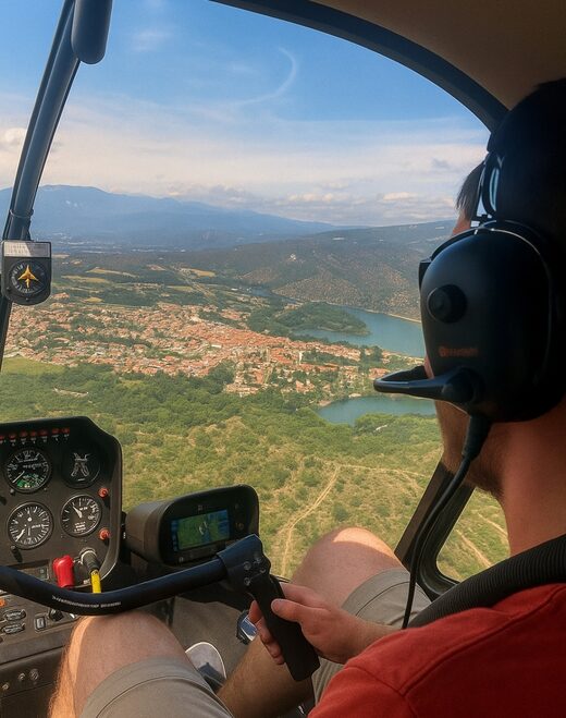 Pilote en casque survole rivière, collines et ville.